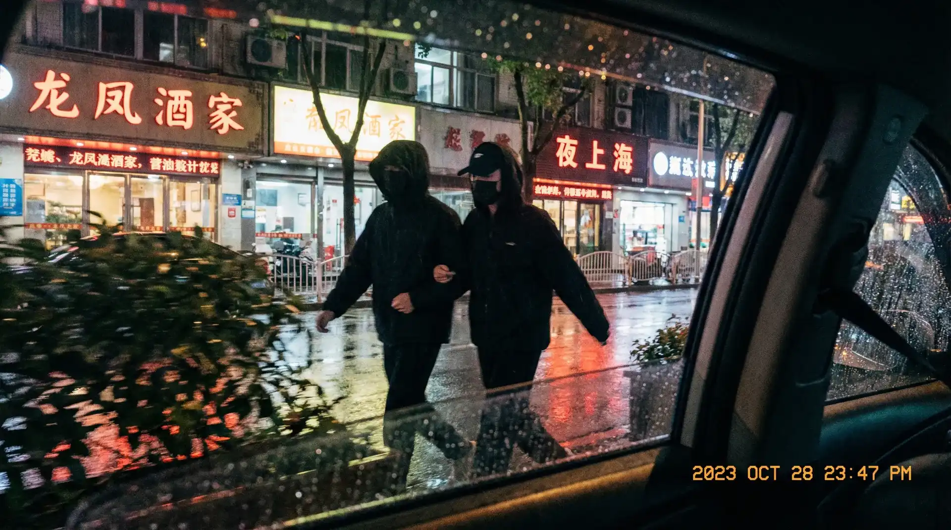 皇冠新娱乐 - 顶流明星深夜密会现场抓拍照片
